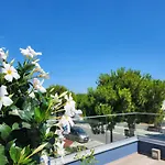 Alojamento de Acomodação e Pequeno-almoço Frontemare E Elisabetta 4*